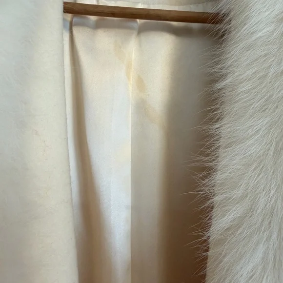 Absolutely Stunning Winter White 100% Wool full length coat with Rabbit collar! - Picture 4 of 17